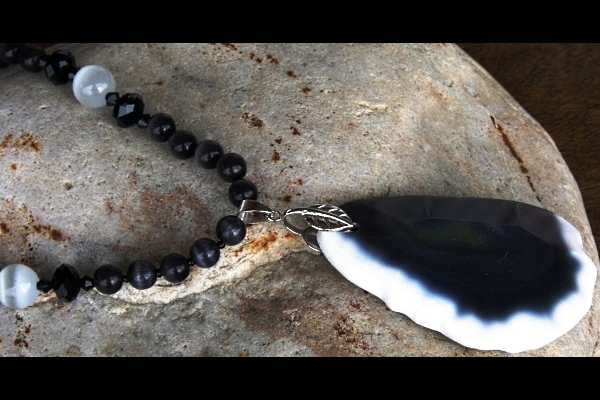 Faceted Gray and White Agate with Cat`s Eye Gemstone Necklace